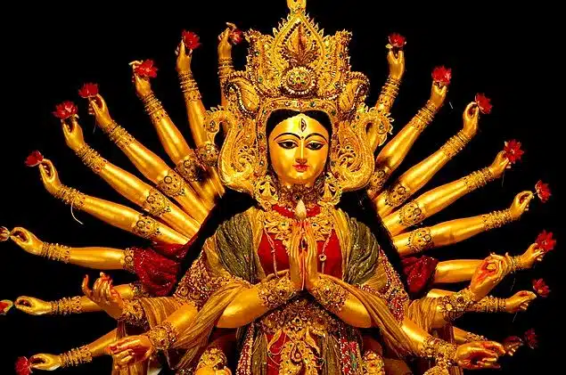 Durga, oft auch die "Große Göttin", Mahadevi genannt, hat dank ihrer großen Macht ziemlich viele Arme.