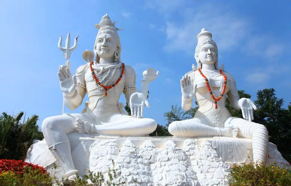 Parvati heißt auch die "Tochter der Berge". Wie Shiva sitzt sie auf dem Berg Kailas und überblickt von dort ganz Indien.