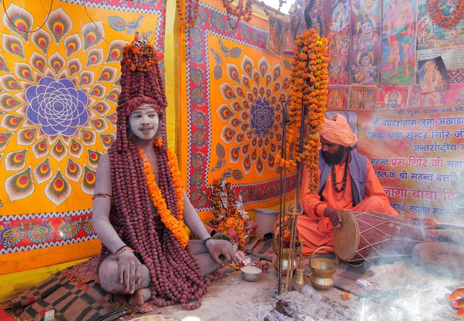 Die Präsenz der Naga Babas zieht viel Aufmerksamkeit während der Maha Kumbh Mela auf sich und sie werden von vielen Pilgern als besonders heilig verehrt.