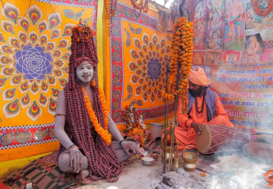 Die Präsenz der Naga Babas zieht viel Aufmerksamkeit während der Maha Kumbh Mela auf sich und sie werden von vielen Pilgern als besonders heilig verehrt.