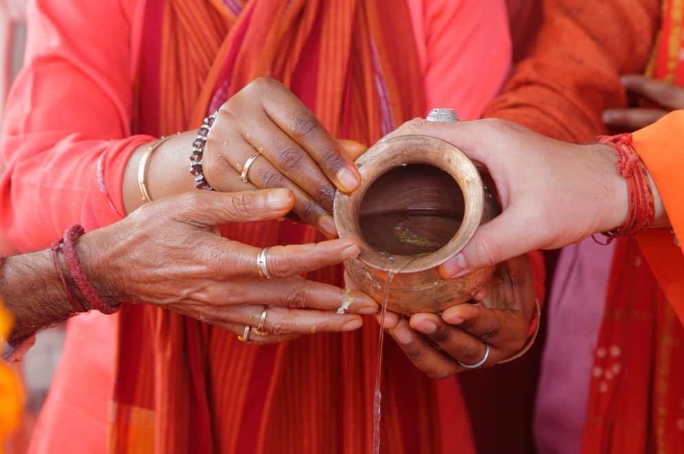 Das größte Fest der Inder - Maha (groß) Kumbh Mela, wird auch als Krugfest bezeichnet. Krüge (Kumbh) spielen in diesem Fest nämlich eine Schlüsselrolle. Krüge, in denen der Nektar der Unsterblichkeit (Amrita) gesammelt wird.