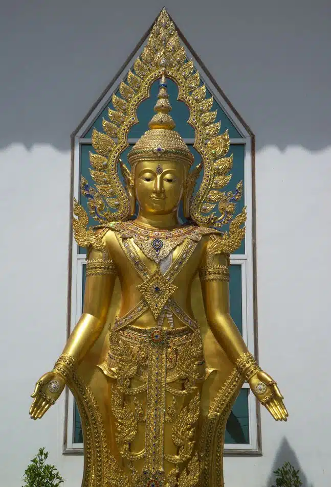 Eine stehende Buddhaskulptur in Thailand