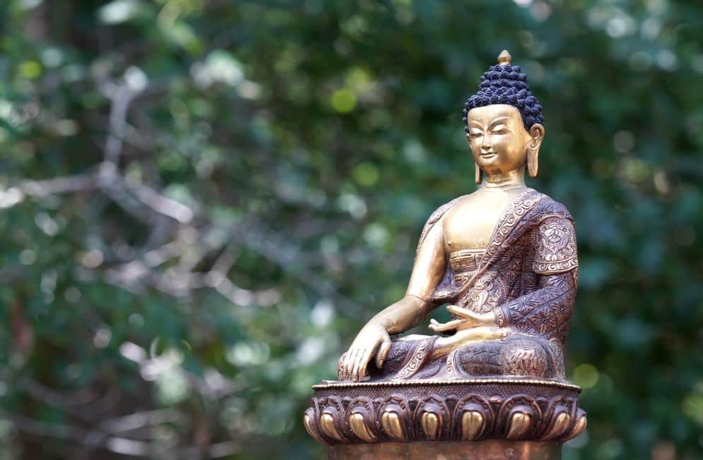 Buddhastatue - Im Buddhismus gibt es weder das Versprechen, nach dem Tod ins Paradies zu gelangen, noch gibt es eine Gottheit, zu der man beten könnte.