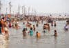 Pilger baden im Sangam beim Kumbh Mela Fest in Prayagraj (früher Allahabad)