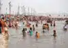 Pilger baden im Sangam beim Kumbh Mela Fest in Prayagraj (früher Allahabad)