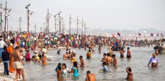 Pilger baden im Sangam beim Kumbh Mela Fest in Prayagraj (früher Allahabad)