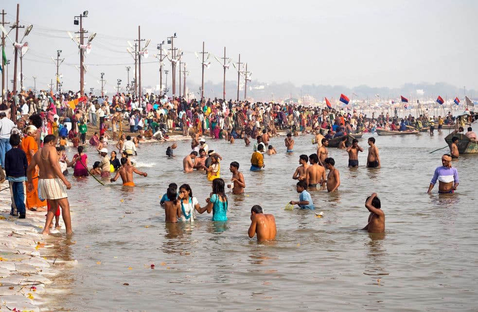 Pilger baden im Sangam beim Kumbh Mela Fest in Prayagraj (früher Allahabad)