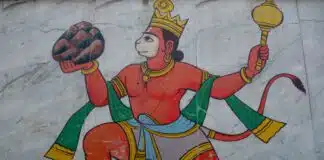 Hanuman in Eile, um seinem Herrn Rama zu helfen, Grafiti in Varanasi, der heiligen Stadt am Ganges.