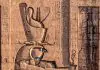 Statue in Edfu, die Horus mit der Doppelkrone aber auch als Sonnengott zeigt - klein in seiner rechten Hand